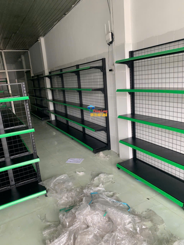 lắp đặt kệ siêu thị lưng lưới màu đen tại tây ninh 